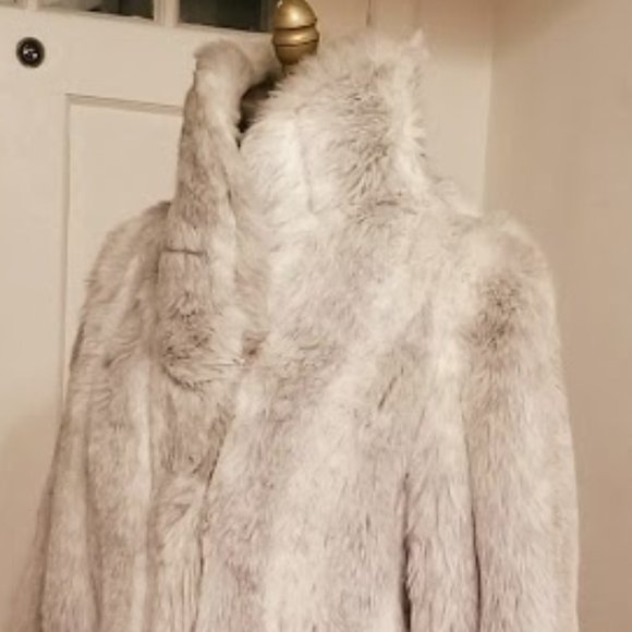 Silver Fox | Faux Fur | Signature Collection by Russel Taylor | Limited Edition - Picture 4 of 16